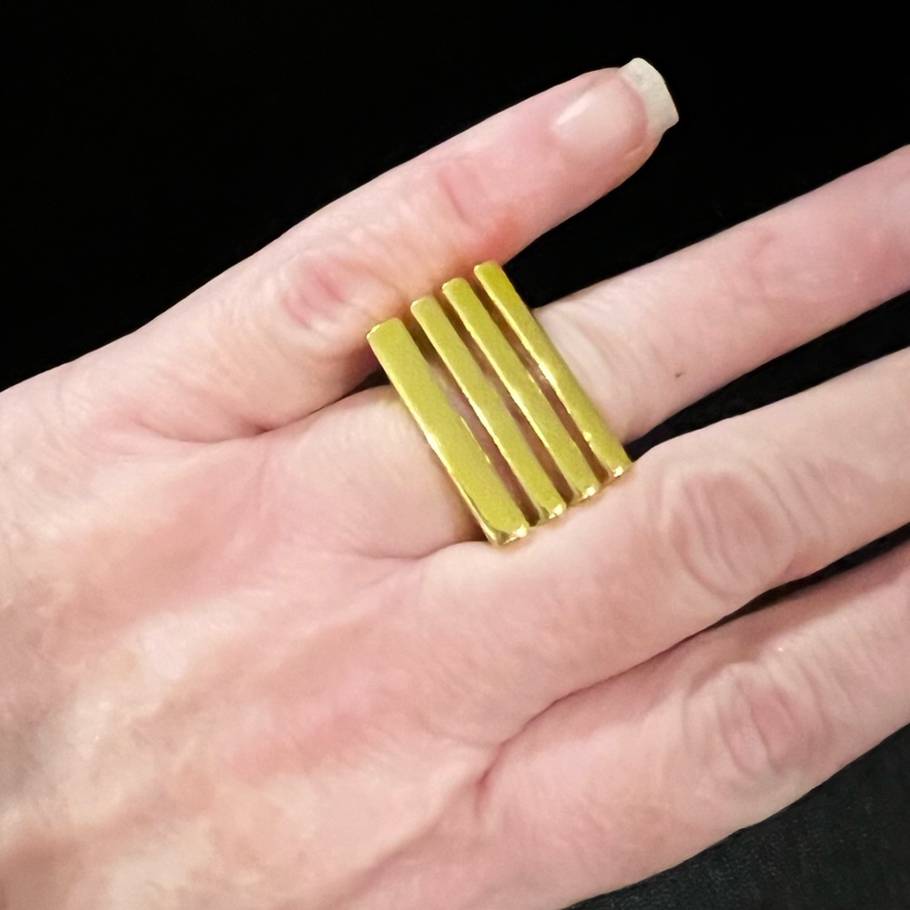 Elegant Gold Women's Ring - Picture 6 of 6